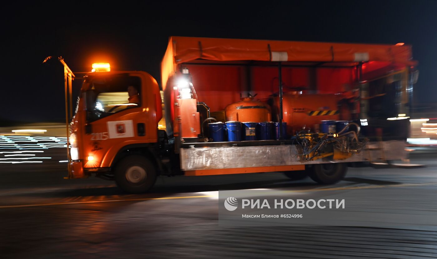 Нанесение временной дорожной разметки в параду Победы