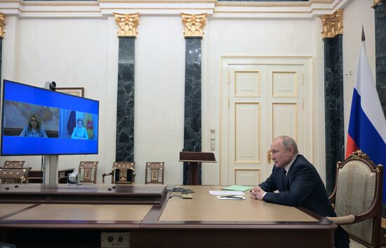 Рабочая встреча президент РФ В. Путина с Т. Голиковой и А. Поповой