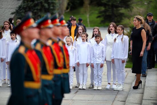 Церемония захоронения останков советских солдат на Мамаевом кургане