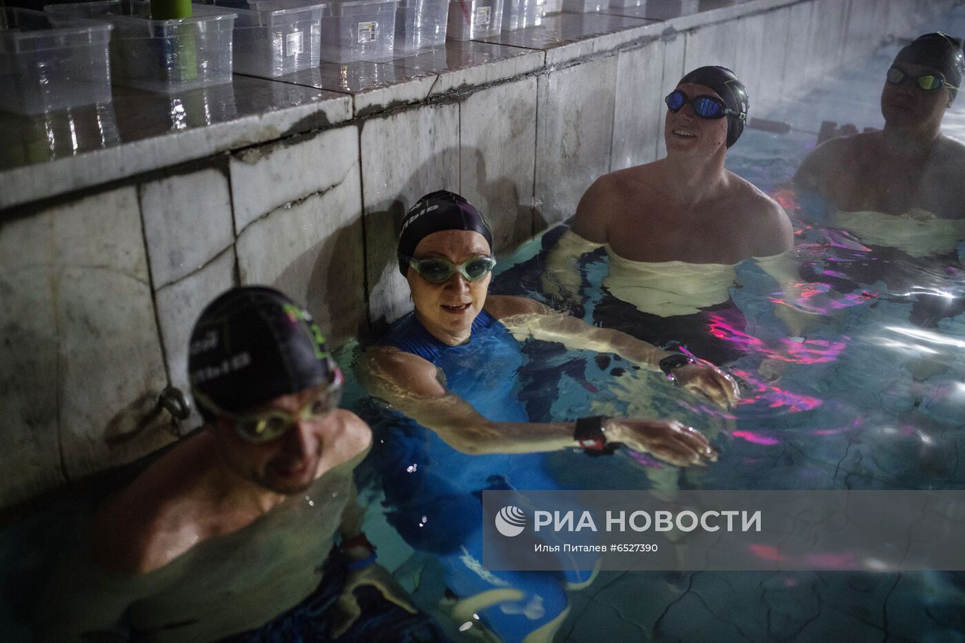 "Ночной заплыв" в бассейне под открытым небом "Чайка"