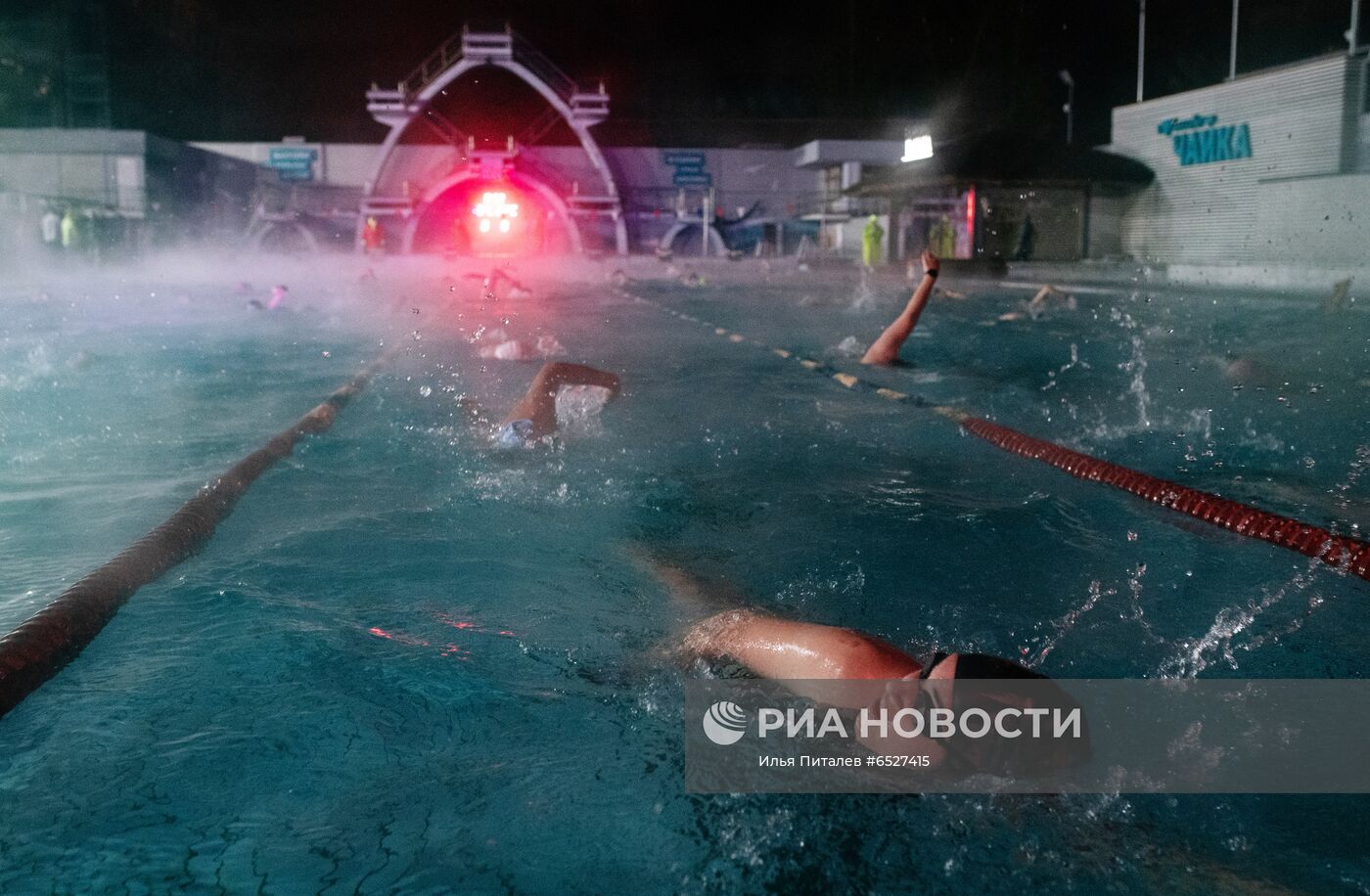 "Ночной заплыв" в бассейне под открытым небом "Чайка"