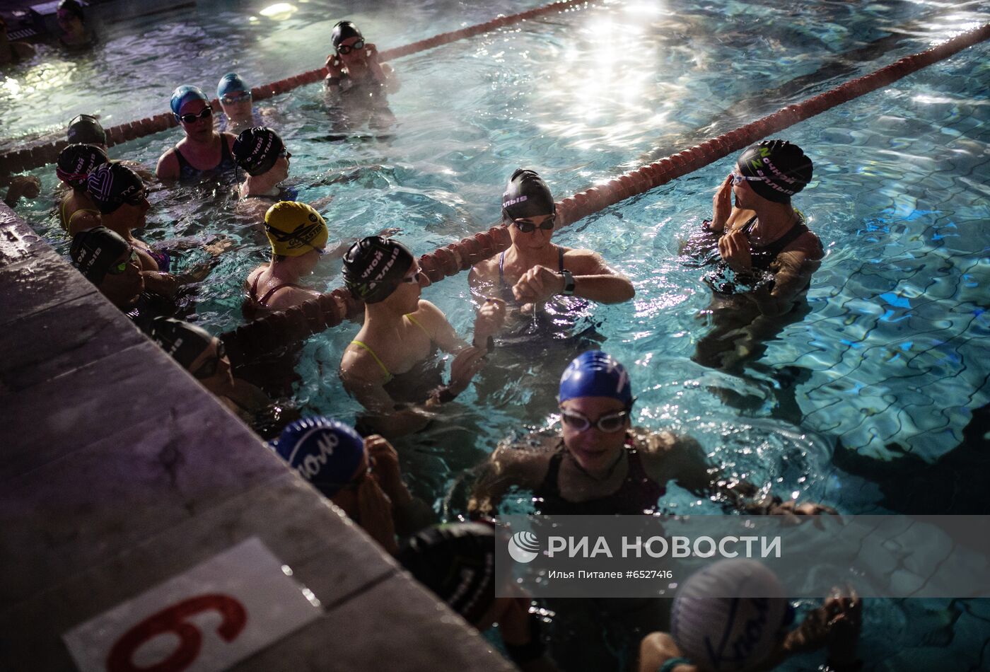 "Ночной заплыв" в бассейне под открытым небом "Чайка"