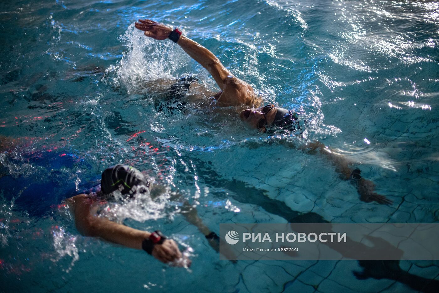 "Ночной заплыв" в бассейне под открытым небом "Чайка"