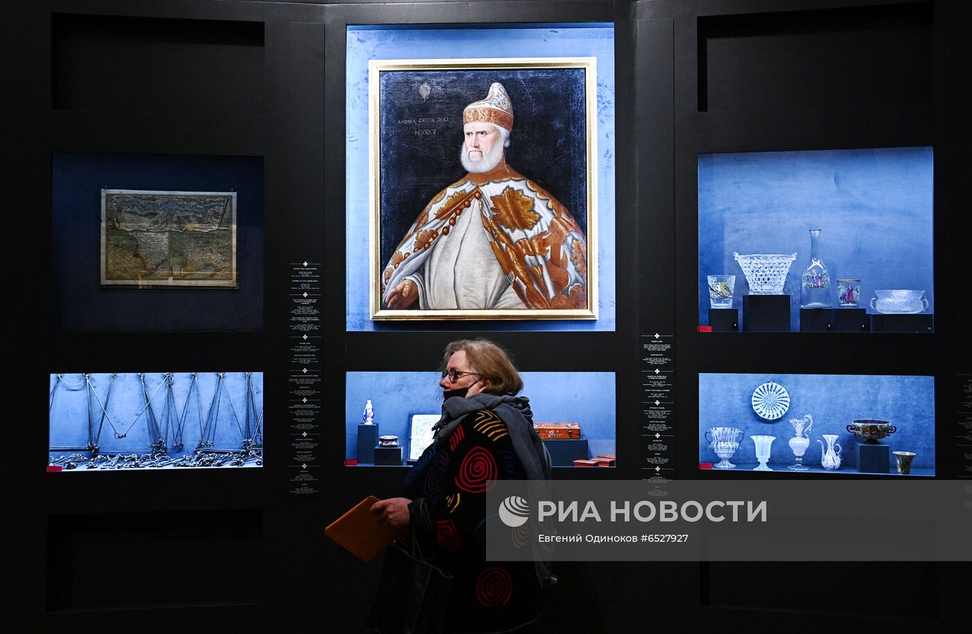 Выставка "Под маской Венеции"