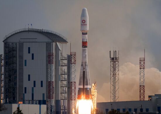 Пуск ракеты "Союз-2" с 36 британскими спутниками связи с космодрома Восточный