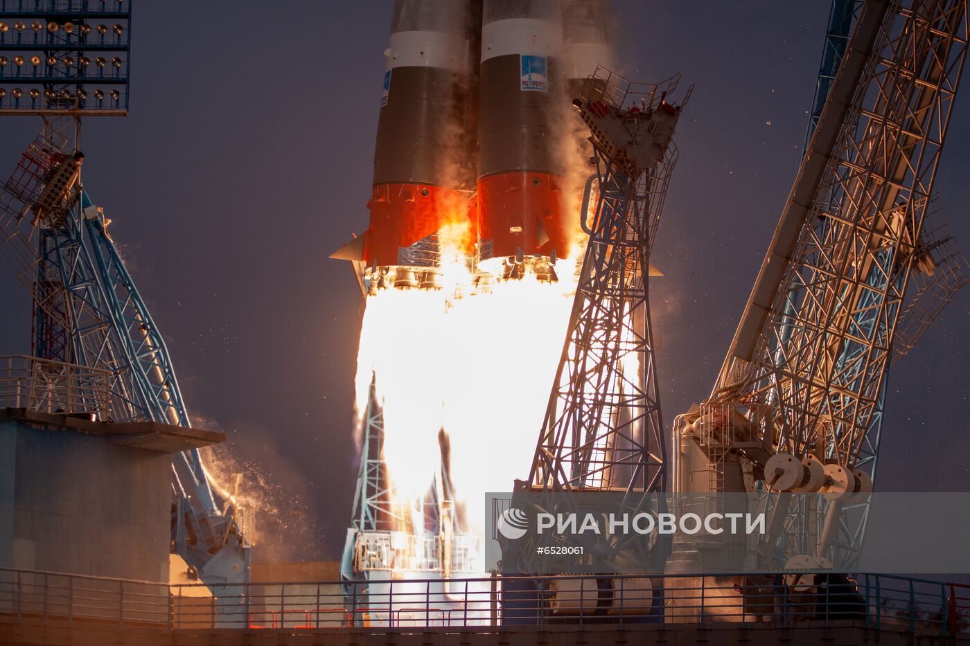 Пуск ракеты "Союз-2" с 36 британскими спутниками связи с космодрома Восточный