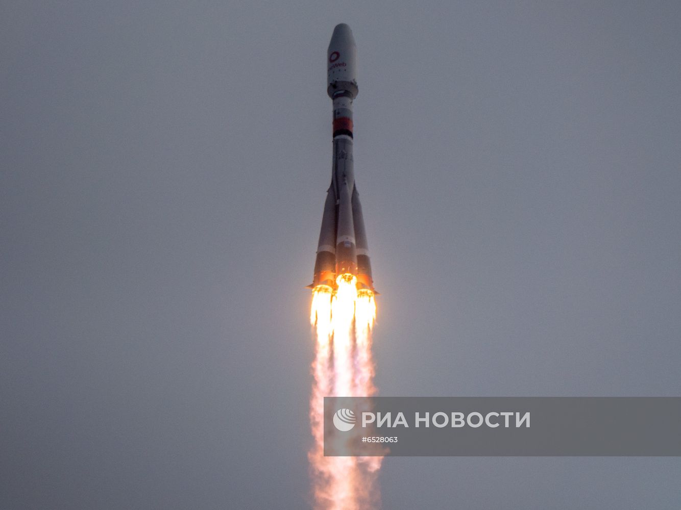Пуск ракеты "Союз-2" с 36 британскими спутниками связи с космодрома Восточный