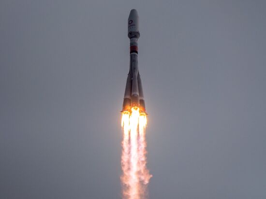 Пуск ракеты "Союз-2" с 36 британскими спутниками связи с космодрома Восточный