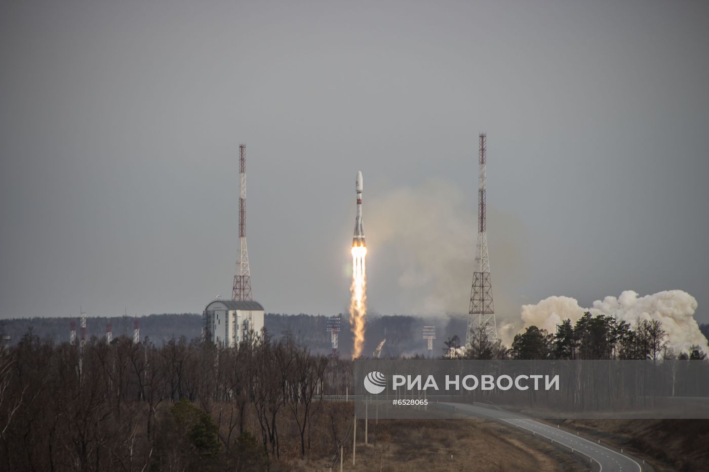 Пуск ракеты "Союз-2" с 36 британскими спутниками связи с космодрома Восточный