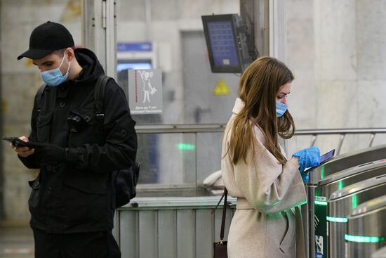 Проверка соблюдения масочно-перчаточного режима в метро