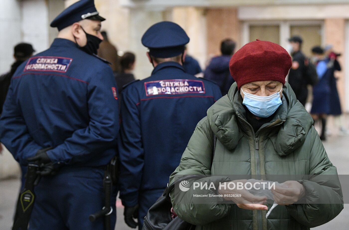 Проверка соблюдения масочно-перчаточного режима в метро