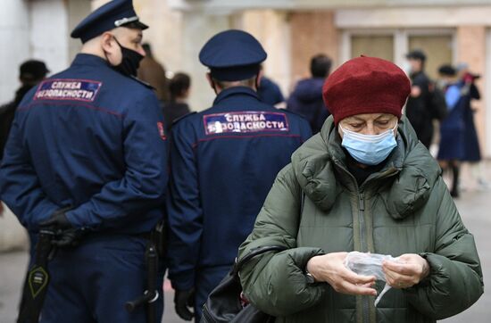 Проверка соблюдения масочно-перчаточного режима в метро