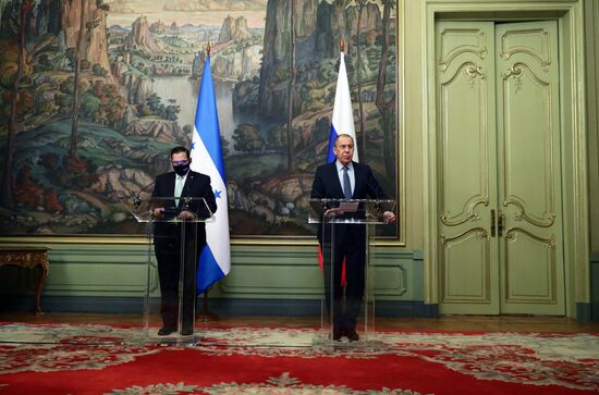 Переговоры министров иностранных дел РФ и Гондураса С. Лаврова и Л. Банегаса