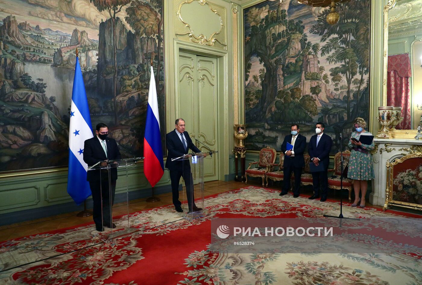 Переговоры министров иностранных дел РФ и Гондураса С. Лаврова и Л. Банегаса