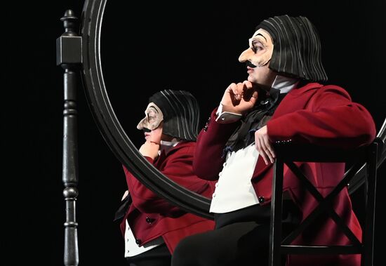 Спектакль "Мертвые души" в театре им. Евг. Вахтангова