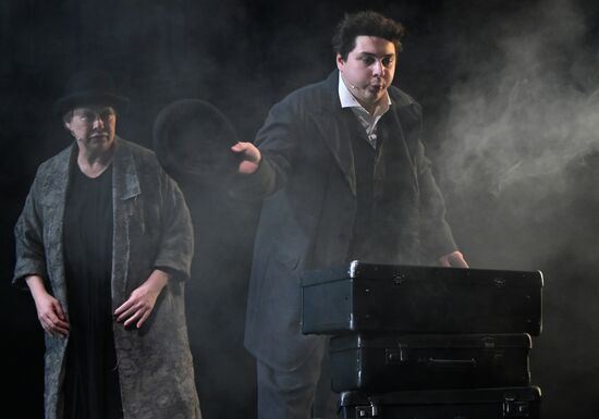 Спектакль "Мертвые души" в театре им. Евг. Вахтангова