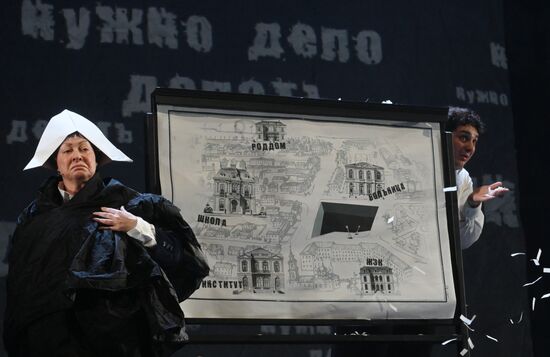 Спектакль "Мертвые души" в театре им. Евг. Вахтангова