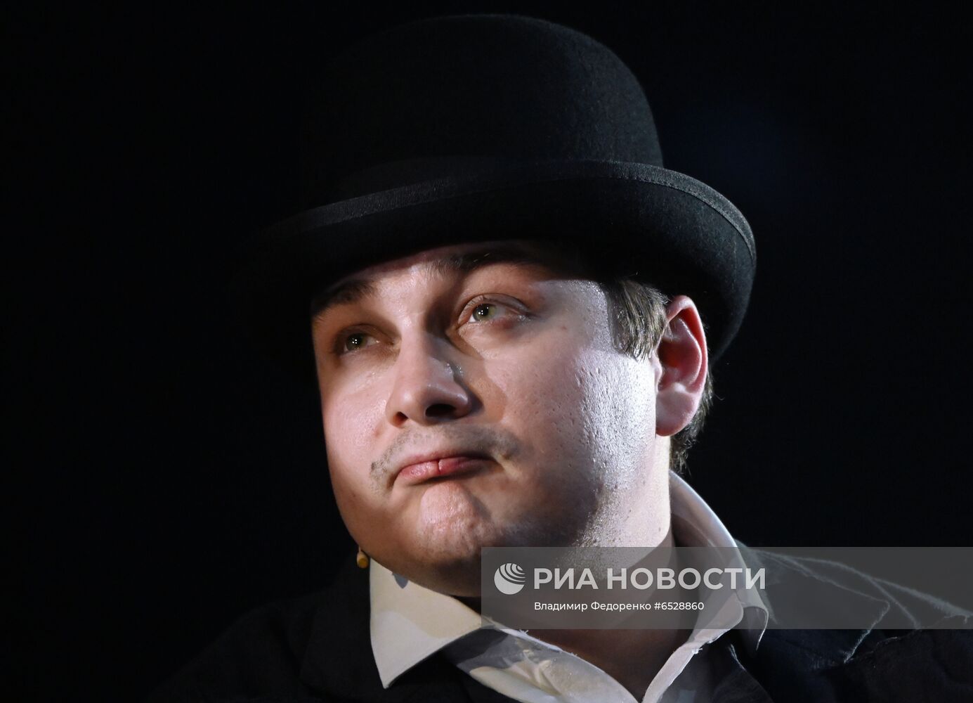 Спектакль "Мертвые души" в театре им. Евг. Вахтангова