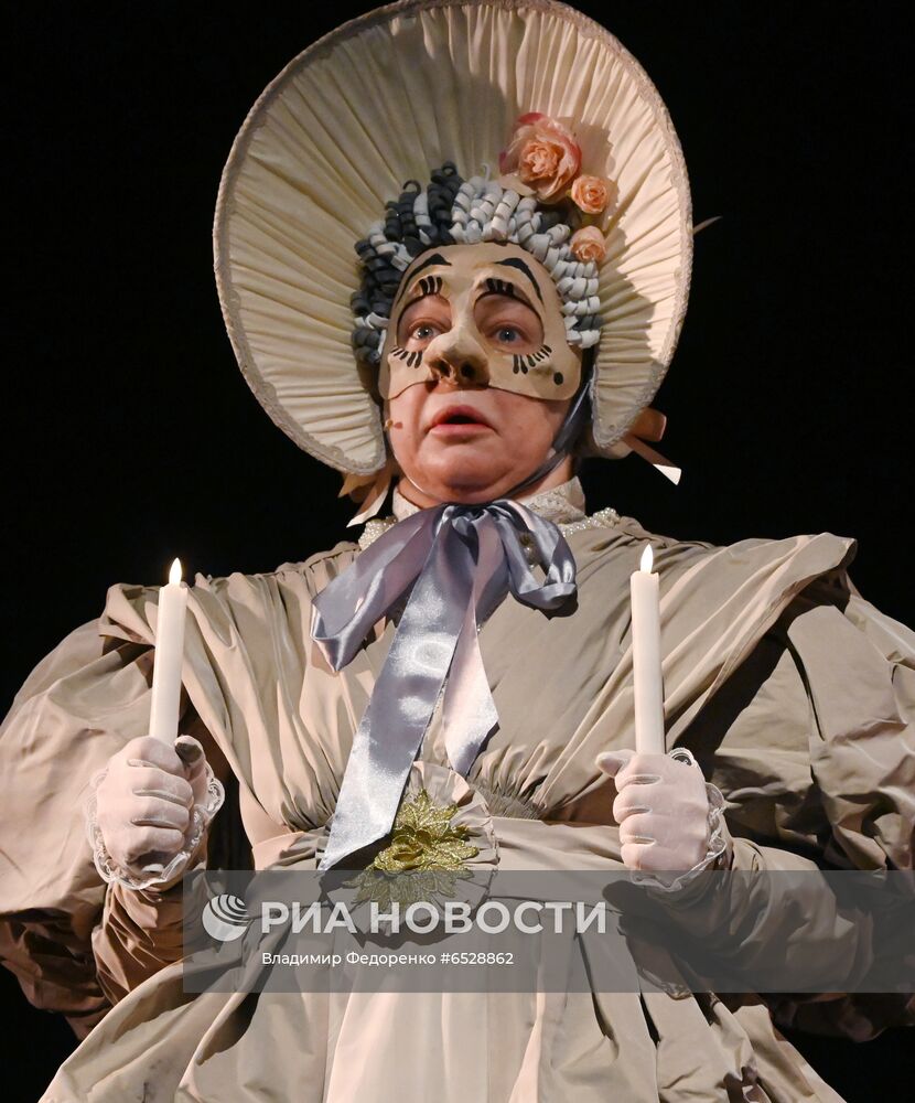 Спектакль "Мертвые души" в театре им. Евг. Вахтангова