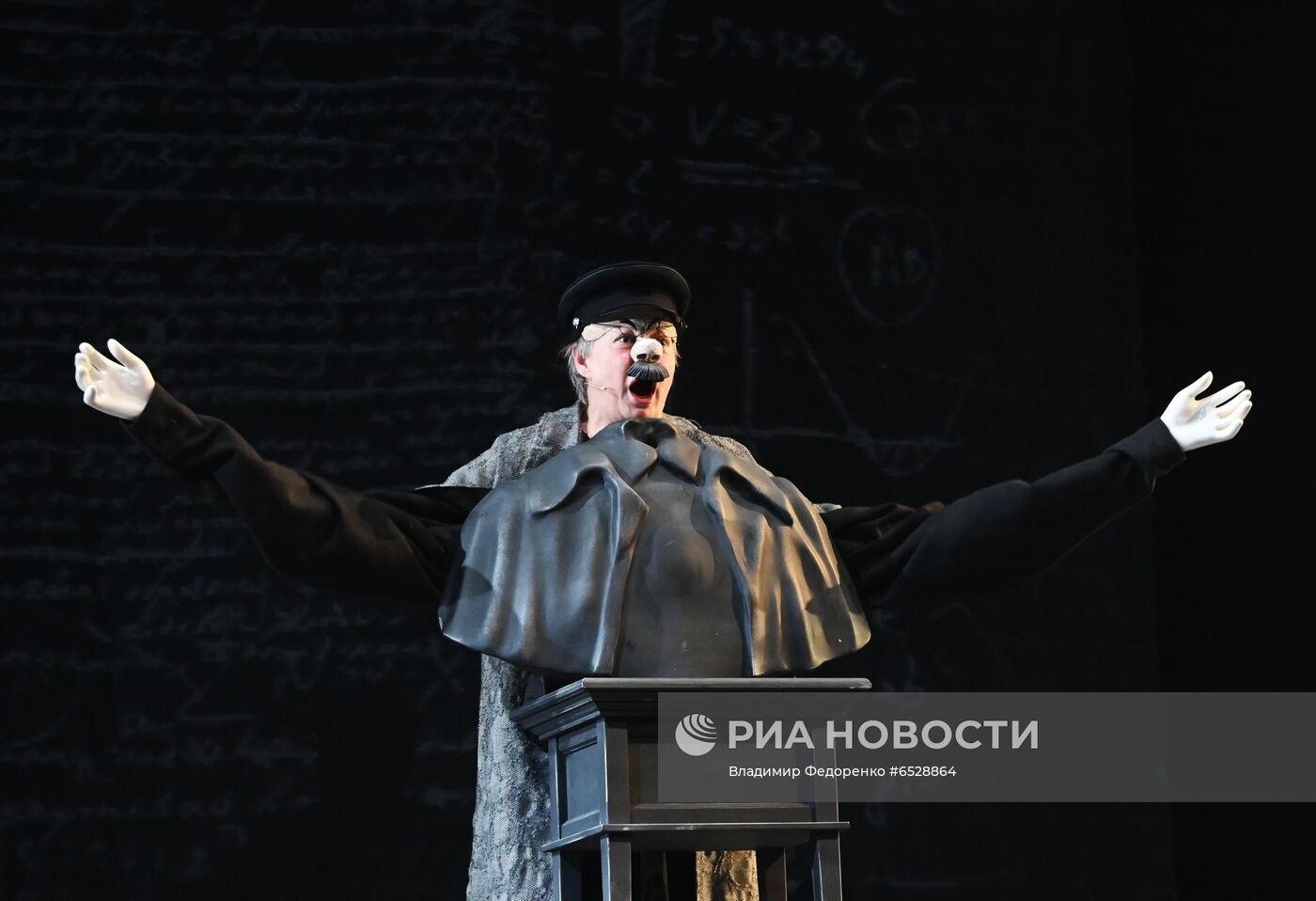 Спектакль "Мертвые души" в театре им. Евг. Вахтангова