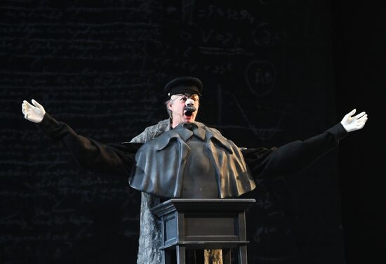 Спектакль "Мертвые души" в театре им. Евг. Вахтангова