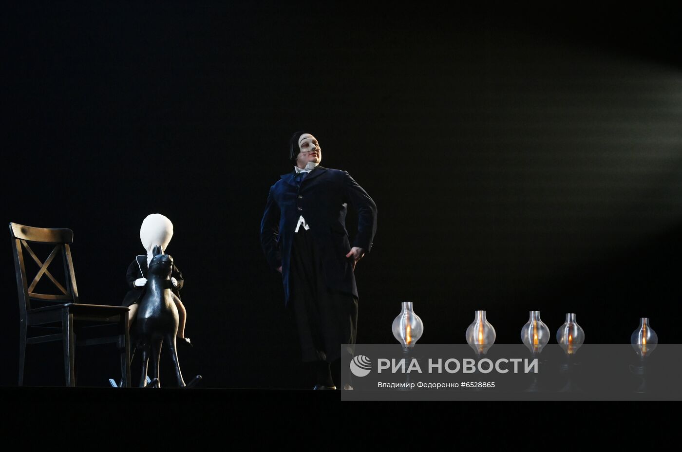 Спектакль "Мертвые души" в театре им. Евг. Вахтангова