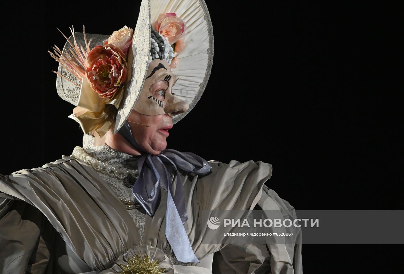 Спектакль "Мертвые души" в театре им. Евг. Вахтангова