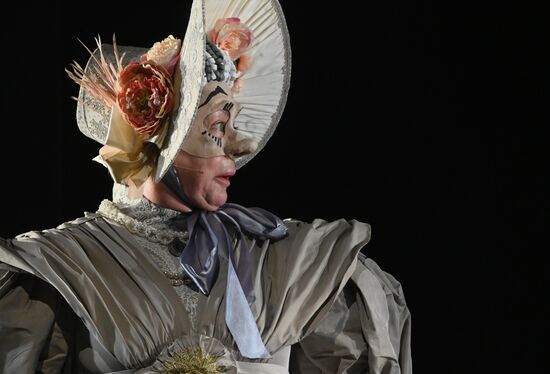 Спектакль "Мертвые души" в театре им. Евг. Вахтангова