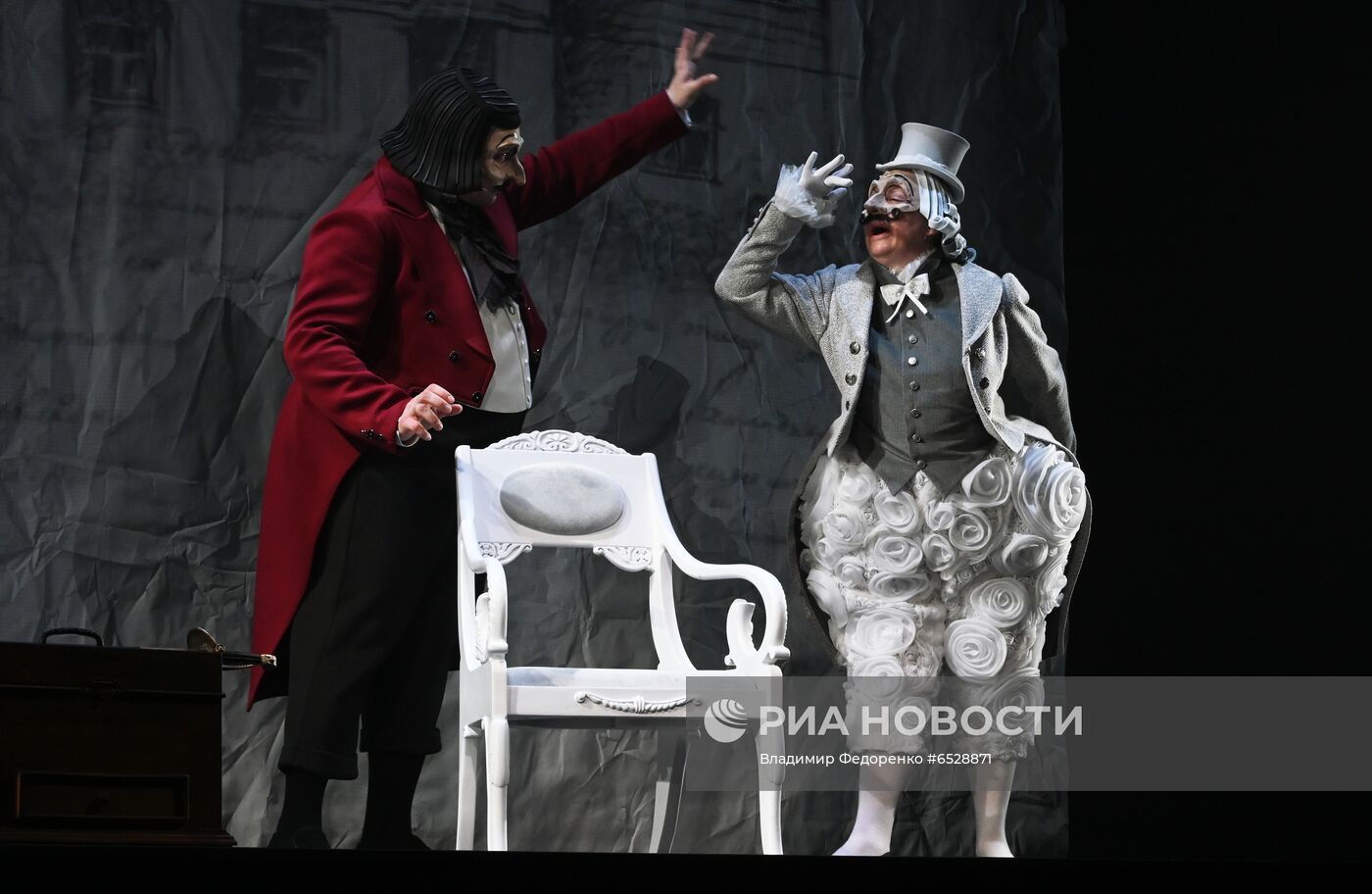 Спектакль "Мертвые души" в театре им. Евг. Вахтангова