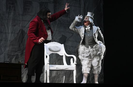 Спектакль "Мертвые души" в театре им. Евг. Вахтангова