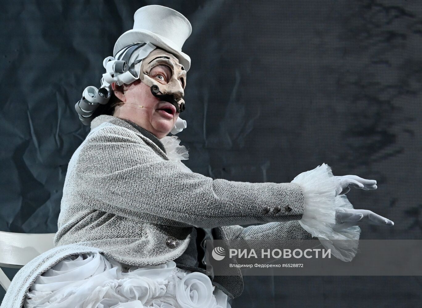 Спектакль "Мертвые души" в театре им. Евг. Вахтангова