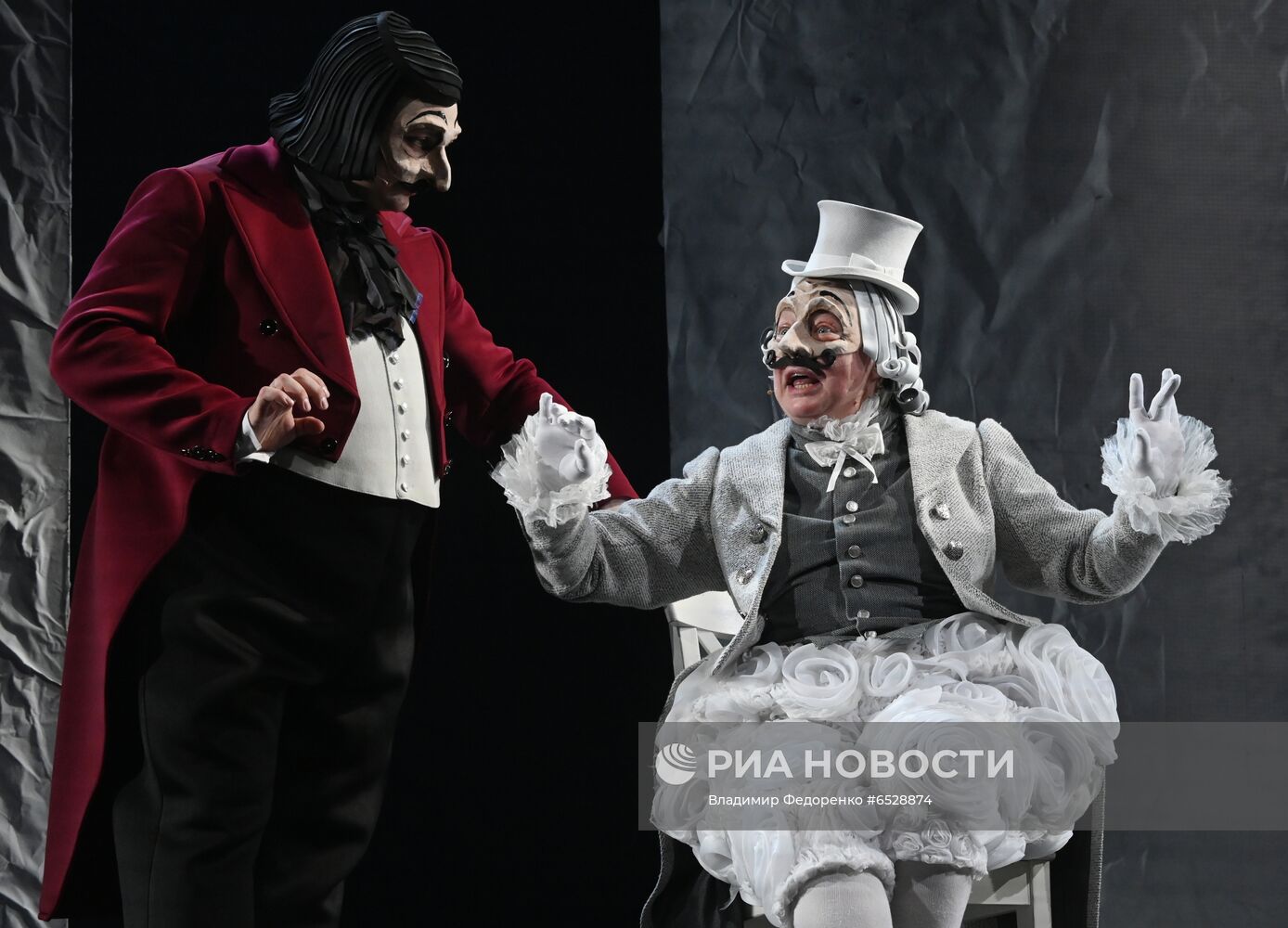 Спектакль "Мертвые души" в театре им. Евг. Вахтангова