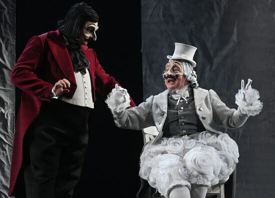 Спектакль "Мертвые души" в театре им. Евг. Вахтангова