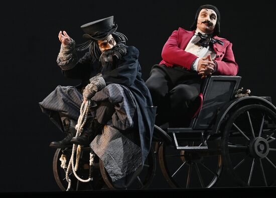 Спектакль "Мертвые души" в театре им. Евг. Вахтангова