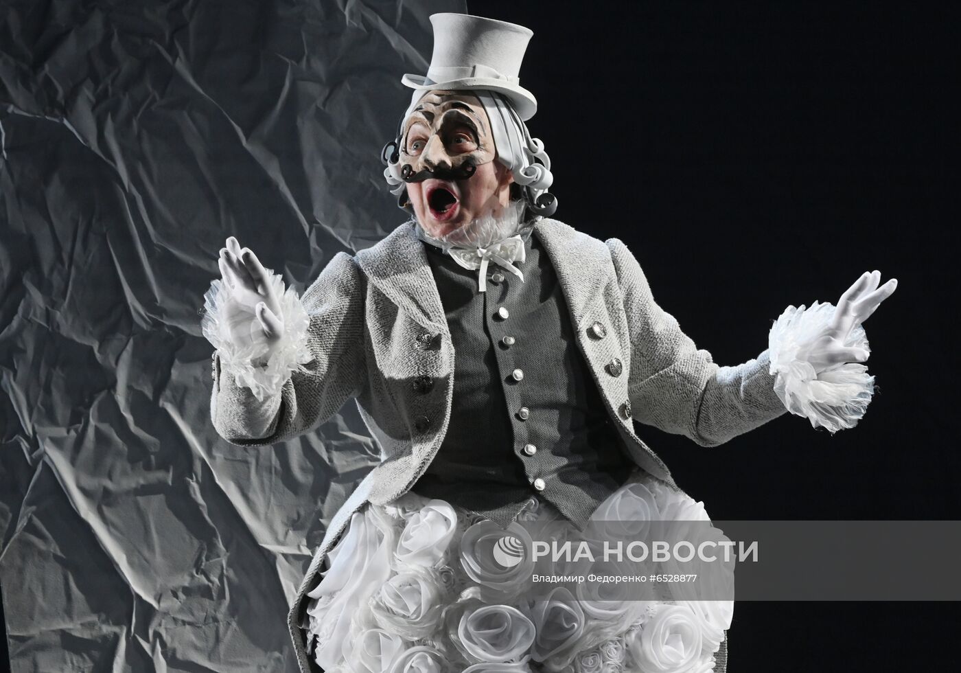 Спектакль "Мертвые души" в театре им. Евг. Вахтангова