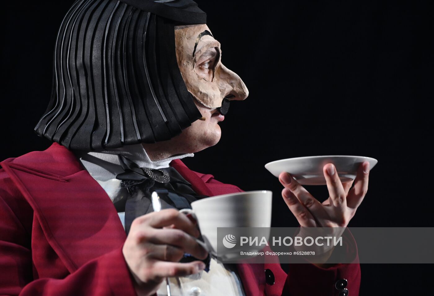 Спектакль "Мертвые души" в театре им. Евг. Вахтангова