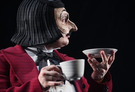 Спектакль "Мертвые души" в театре им. Евг. Вахтангова