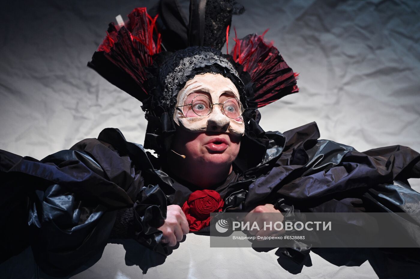 Спектакль "Мертвые души" в театре им. Евг. Вахтангова