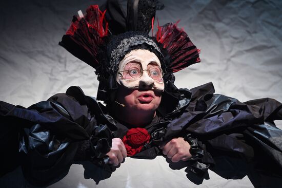 Спектакль "Мертвые души" в театре им. Евг. Вахтангова