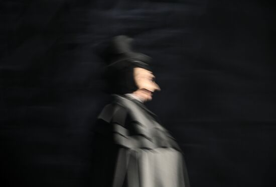 Спектакль "Мертвые души" в театре им. Евг. Вахтангова