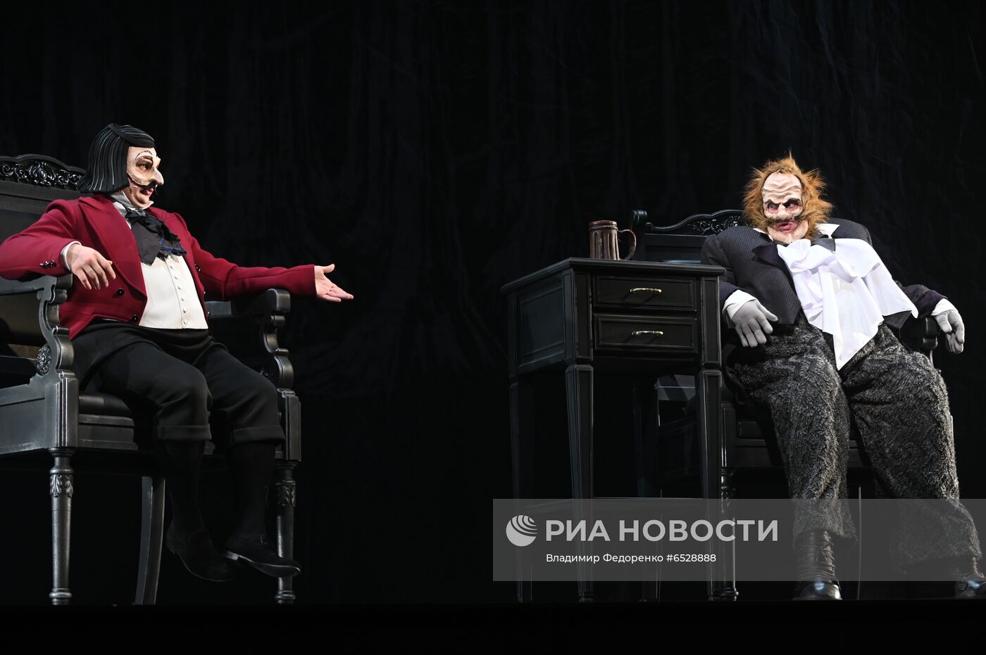 Спектакль "Мертвые души" в театре им. Евг. Вахтангова