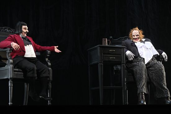 Спектакль "Мертвые души" в театре им. Евг. Вахтангова