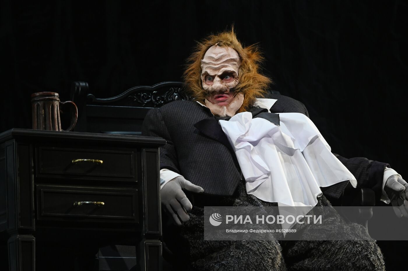 Спектакль "Мертвые души" в театре им. Евг. Вахтангова