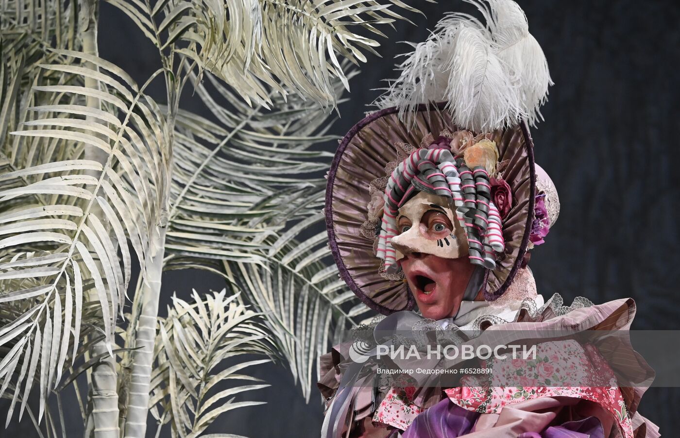 Спектакль "Мертвые души" в театре им. Евг. Вахтангова