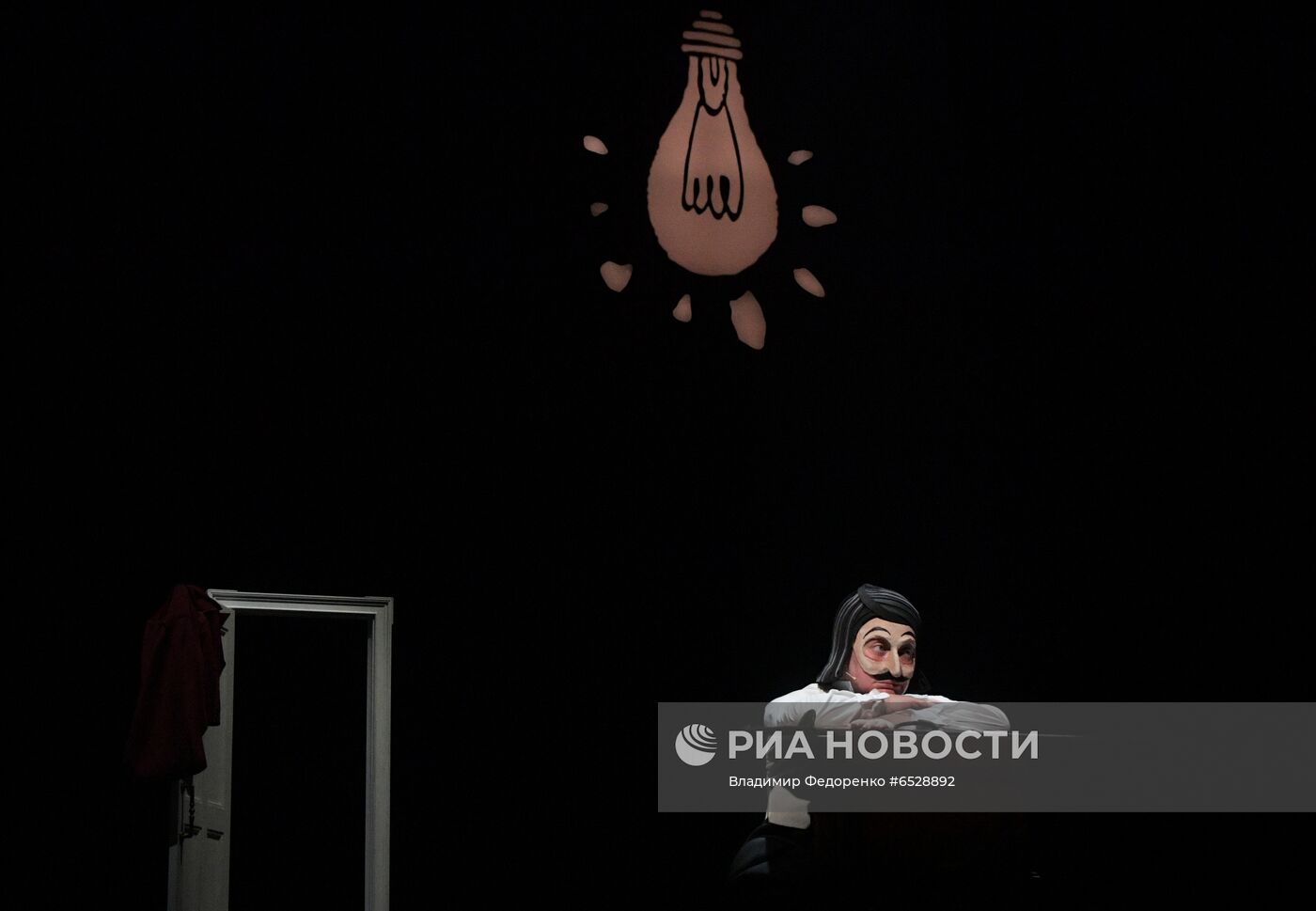 Спектакль "Мертвые души" в театре им. Евг. Вахтангова