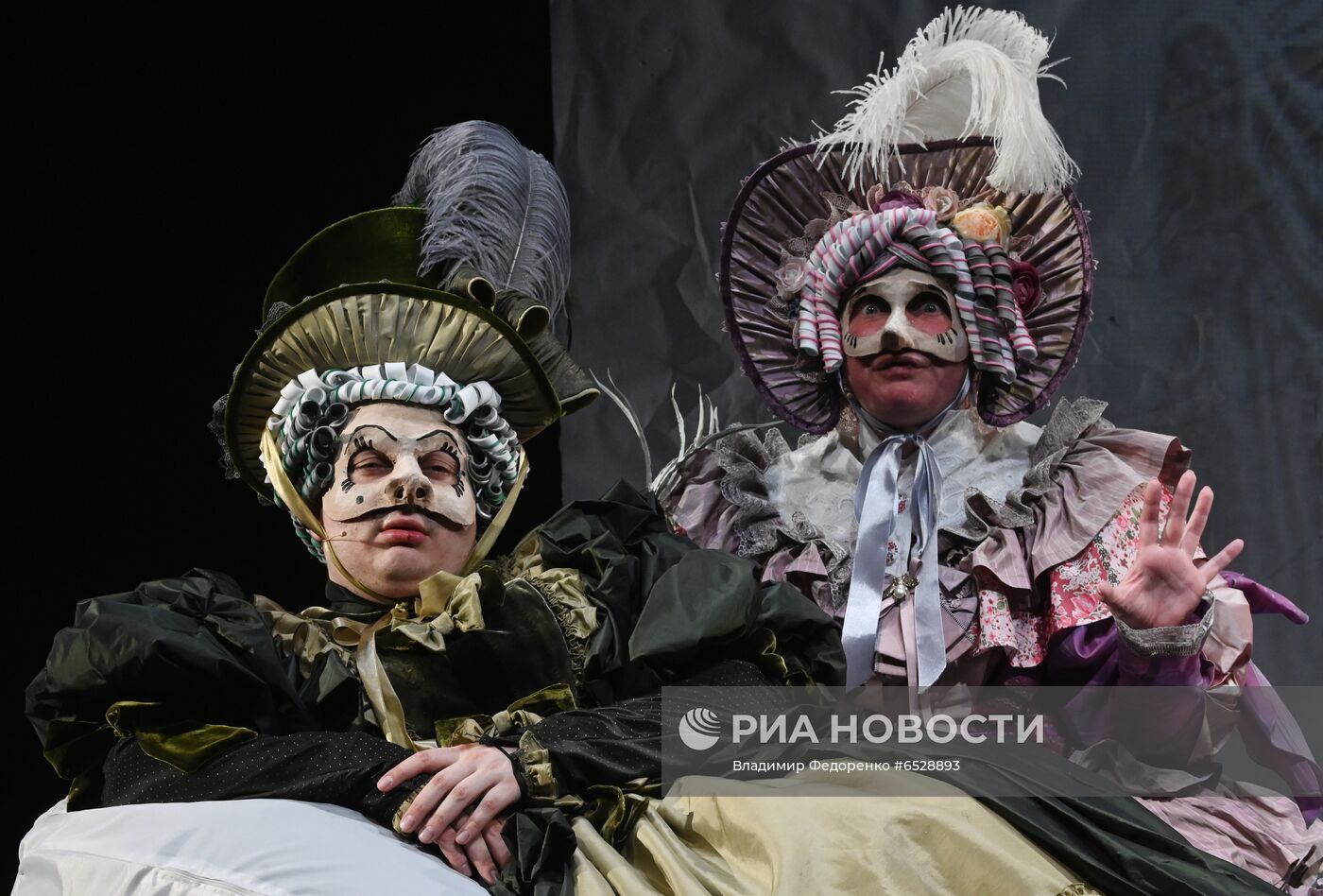 Спектакль "Мертвые души" в театре им. Евг. Вахтангова