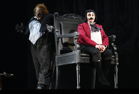 Спектакль "Мертвые души" в театре им. Евг. Вахтангова