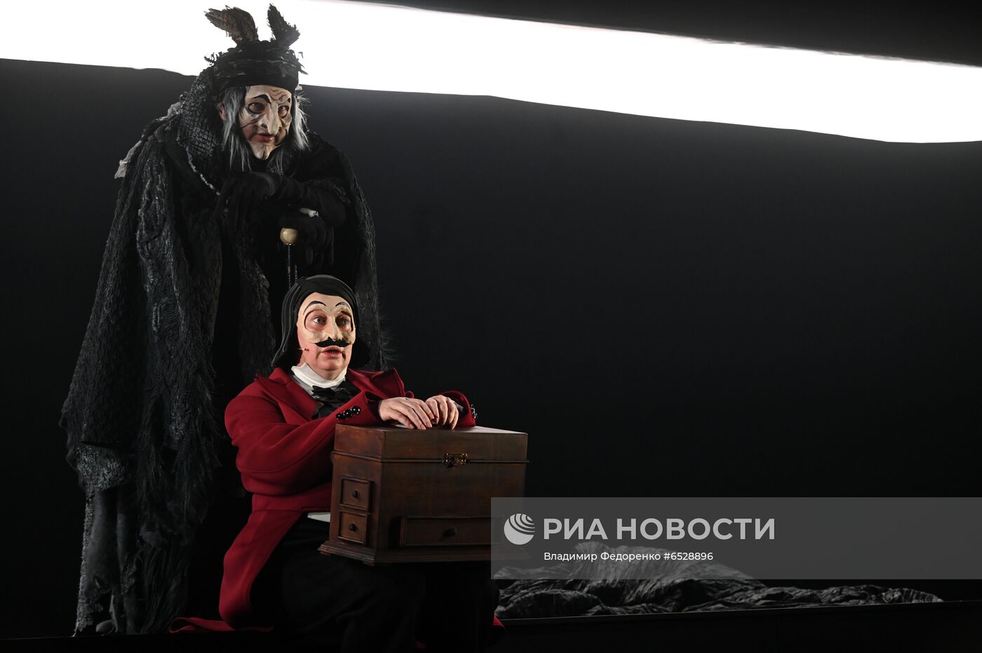 Спектакль "Мертвые души" в театре им. Евг. Вахтангова