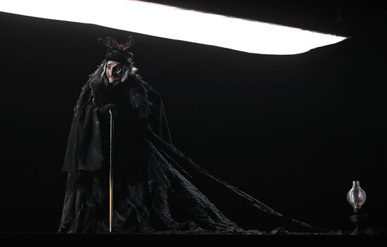 Спектакль "Мертвые души" в театре им. Евг. Вахтангова