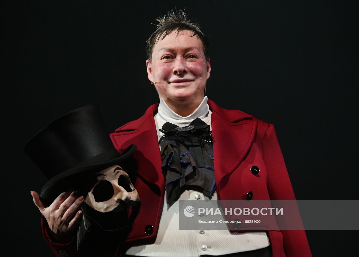 Спектакль "Мертвые души" в театре им. Евг. Вахтангова